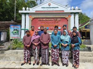 Foto Bersama Pamong Kalurahan Petir